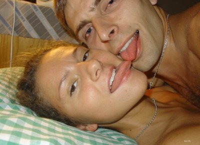 Молодые развлекаются на камеру: интимные моменты в домашних условиях