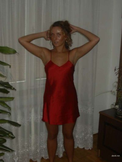 Шикарная барышня демонстрирует свои прелести в уютной обстановке