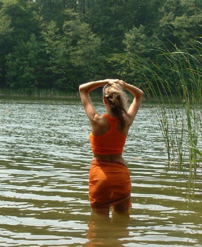 Опытная леди демонстрирует свои прелести без одежды