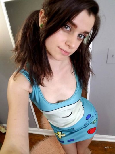 Девушка показывает свои прелести на фото