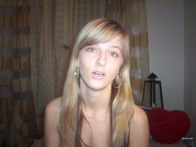 Молодая красотка раздевается и насаживается на бутылку