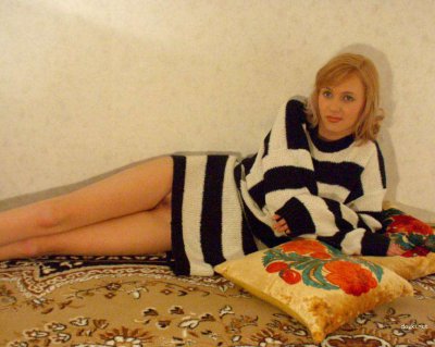 Девушка в уютном свитере демонстрирует свою интимную стрижку на лобке