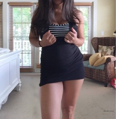 Темноволосая красотка с обворожительными очертаниями