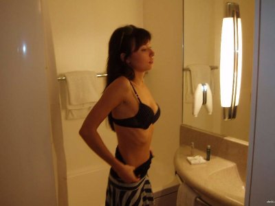 Раздевается до гола и показывает все в ванной!