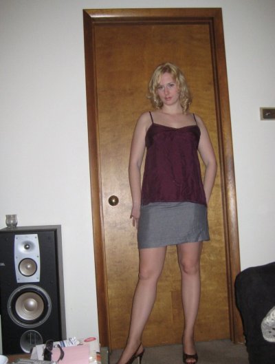 Дама соблазнительно показывает свои прелести