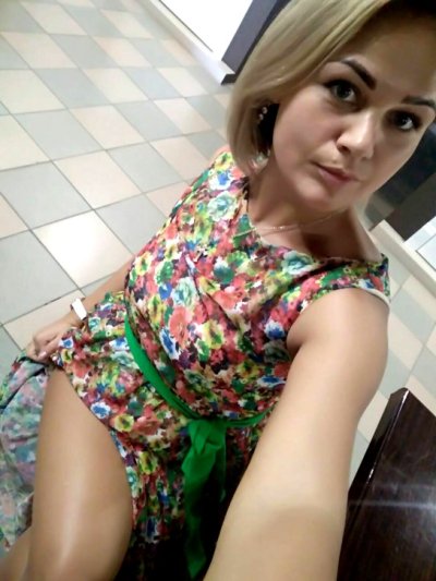 Сексуальная мамочка снимает с себя нижнее белье