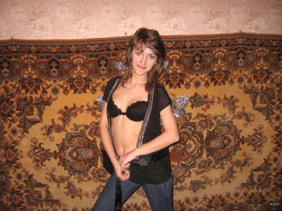 Завораживающий стриптиз на роскошном ковре: наслаждайся каждой деталью!