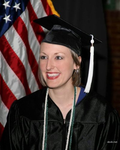 Студентка празднует завершение учебы!