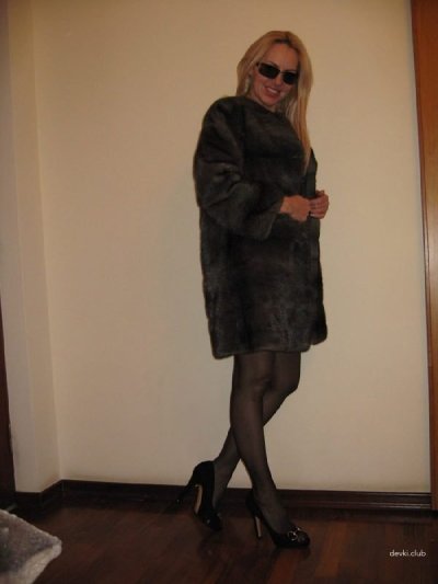 Развратная блондиночка демонстрирует свою привлекательную задницу