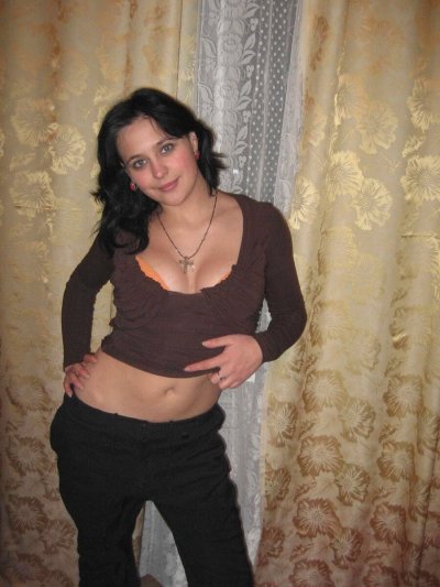 Интимные снимки темноволосой красотки в ее резиденции