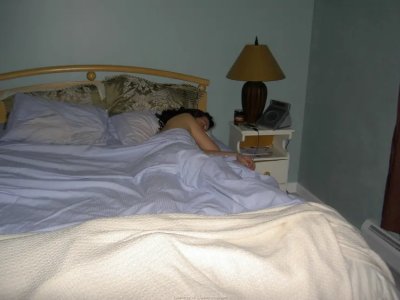 Снял на камеру свою обнаженную супругу во время ее сна