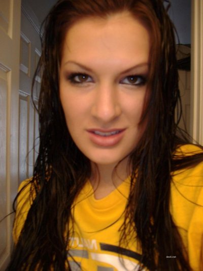 Нежная красотка в черных волосах