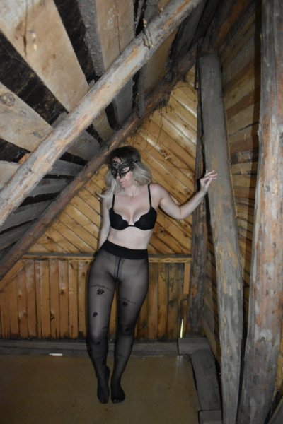 Пышная мамочка с отличной фигурой решила позировать обнаженной на рабочем месте