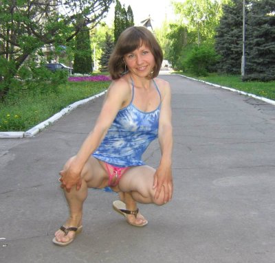 Опытная леди без нижнего белья под платьем: сексуальное соблазнение