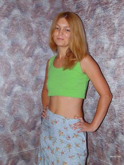 Молодая и стройная красавица раздевается на уютной кровати