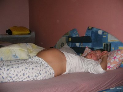 В ожидании: беременная демонстрирует свое обнаженное тело