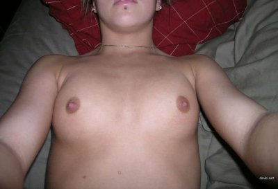 Сама себя снимает красотка: откровенные фото на порно-сайте