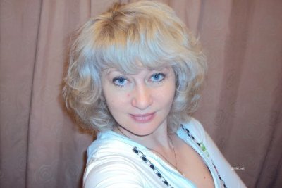 Сексуальная брюнетка полностью обнажилась