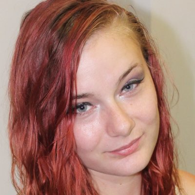 Грудастая рыжеволосая красотка на полу без лишней одежды