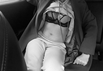 Супруга сделала минет в автомобиле - горячий оральный секс!