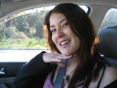 Брюнетка с лохматой киской трахается с типом