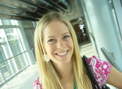 Сексуальная блондинка в красной постели: горячее видео для взрослых