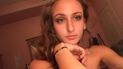 Жгучая красотка показывает свое обнаженное тело