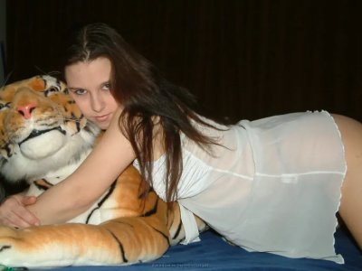 Симпатичная малышка трется киской о пенис и делает оральный секс