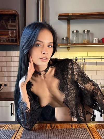 Обворожительная брюнетка с прекрасными ножками демонстрирует свою интимную зону