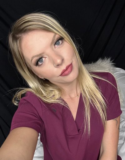 Сосет и обливается спермой в лицо