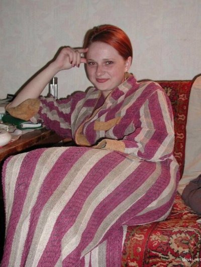 Горячая рыжая красотка показывает свои прелести перед объективом