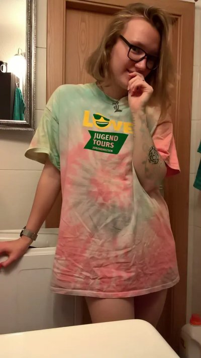 Парень снял письку девушки на фото и позволил ей отсосать.