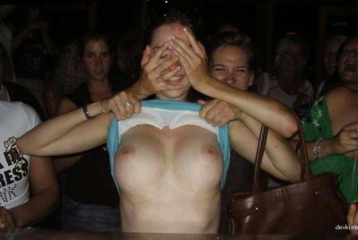 Девушки показывают свои прелести