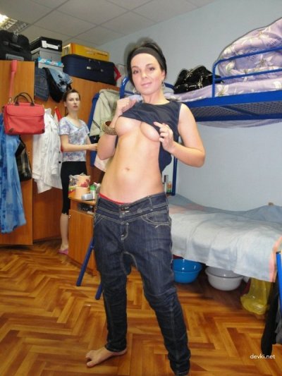 Темноволосая ласкает писю цветком