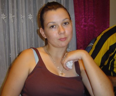 Молоденькая дамочка показывает свои прелести на камеру