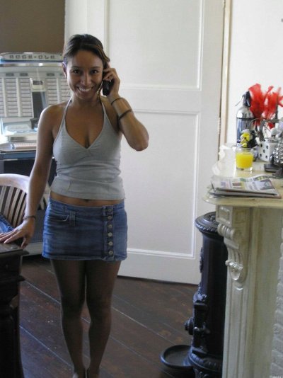 Развратная мулатка засовывает в себя все что попадется