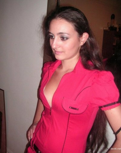 Кавказская тёлка с сочными формами — горячее селфи