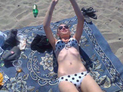 Молодая красотка разделась и позировала обнаженной на фотосессии