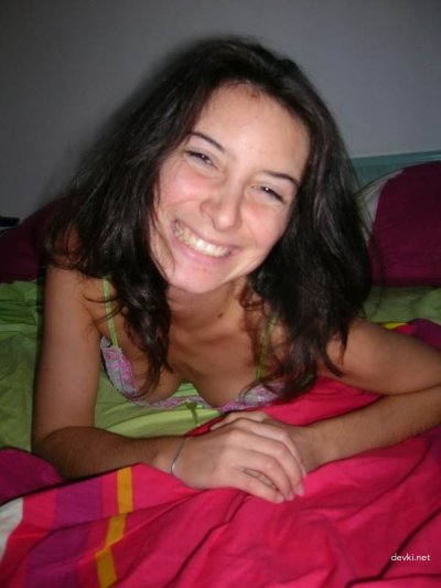 Девушка в сексуальном белье демонстрирует свои прелести