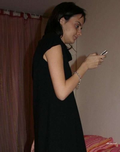 Темноволосая красотка демонстрирует свою пушистую промежность