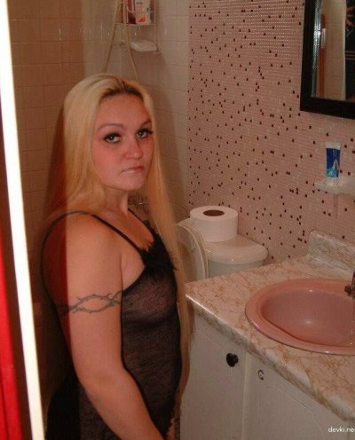 Пышная блондинка наслаждается игрой с игрушкой для удовольствия