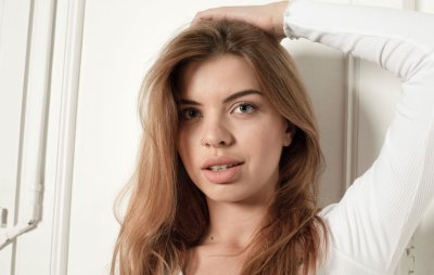 Красотка показывает свои голые прелести