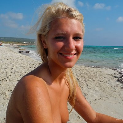 Сексуальная брюнетка с прекрасной фигурой, окрашенная в солнечные лучи