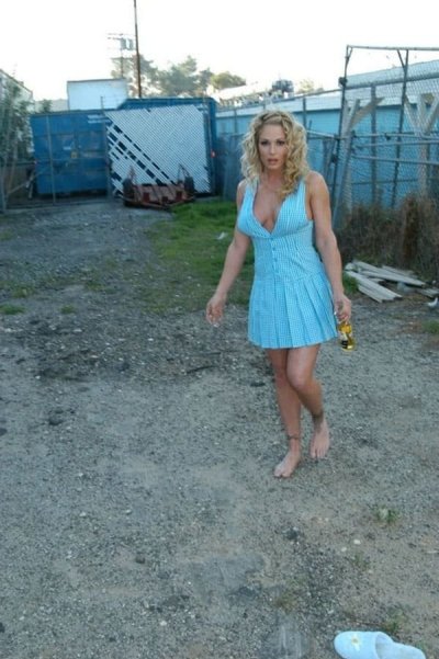 Девушка опустилась на пивную банку - горячее видео!