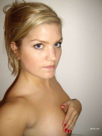 Сексуальная блондинка с аппетитной задницей на интимной съемке