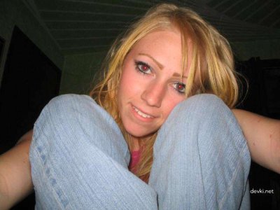 Шаловливая красотка демонстрирует свое обнаженное тело