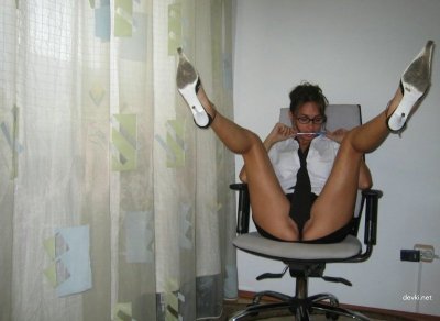 Чернокожая красотка без комплексов демонстрирует свою интимную зону