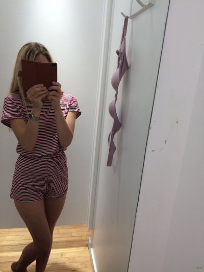 Демонстрирует свою подтянутую физическую форму.