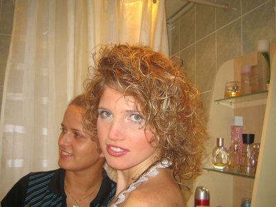 Развратная блондинка загорает без верхней одежды