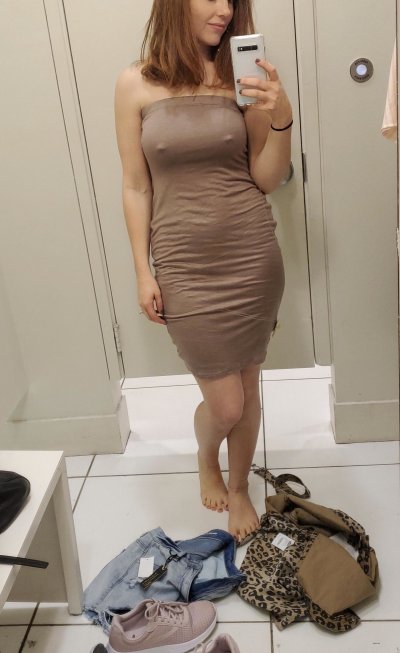 Сексуальная девушка показывает свое тело в примерочной и у себя дома